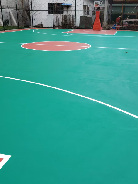 东湖 球场长期使用易出现地面开裂